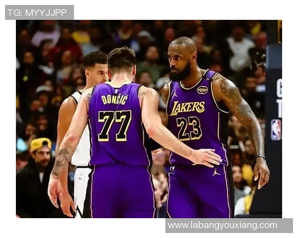 尼克斯与湖人激战正酣NBA经典对决引发球迷热议